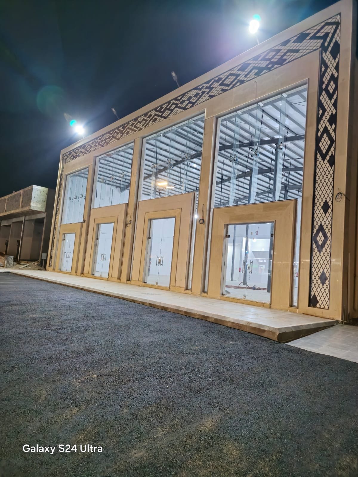 فني يقوم بأعمال صيانة وتركيب زجاج
